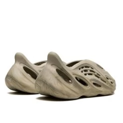 Yeezy Foam RNNR Stone Sage -Urban Sneaker Soldes yeezy foam rnnr stone sage 2